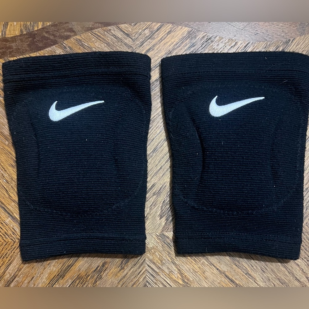 Women’s volleyball knee pads